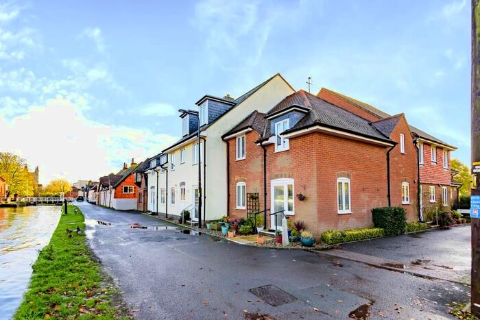 2 Bedroom Flat For Sale In Newbury, Berkshire, RG14