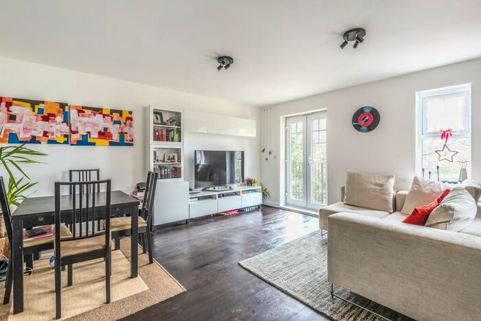 2 Bedroom Flat To Rent In Wells View Drive, Bromley, Kent, BR2