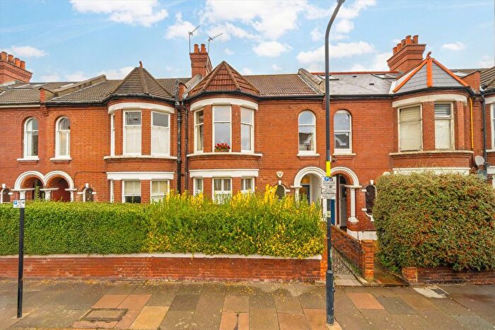 3 Bedroom Flat For Sale In Burnbury Road, Balham, SW12