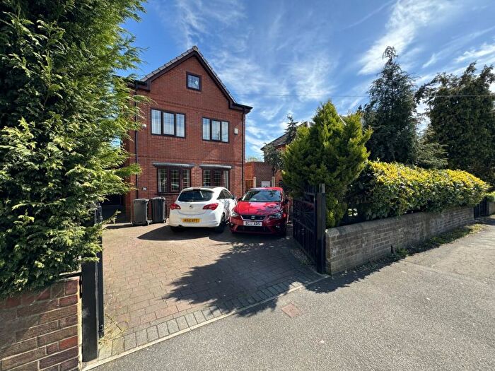 4 Bedroom Detached House To Rent In Spen Lane, West Park, Leeds, LS16