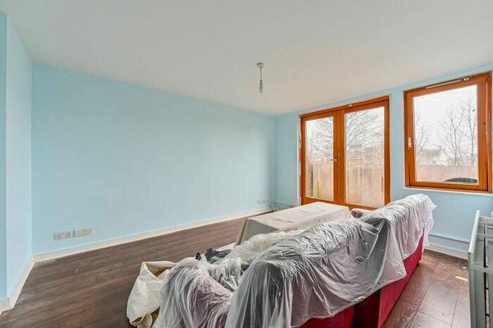 1 Bedroom Flat To Rent In Overton Rd, Brixton, London, SW9