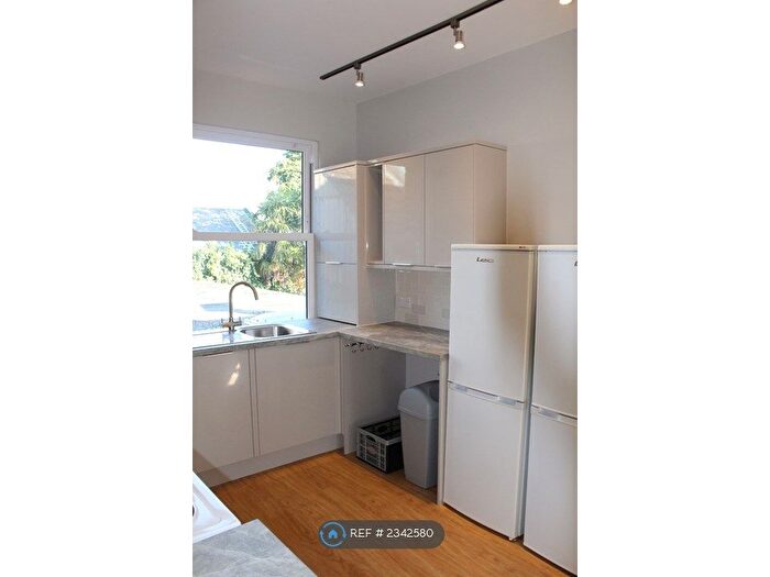 5 Bedroom Flat To Rent In Hawks Road, Kingston Upon Thames, KT1