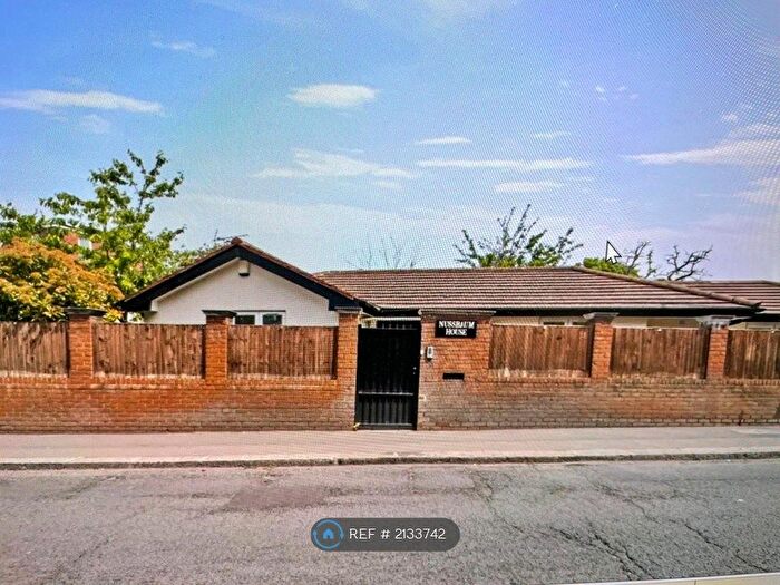 3 Bedroom Bungalow To Rent In Wayside, London, NW11