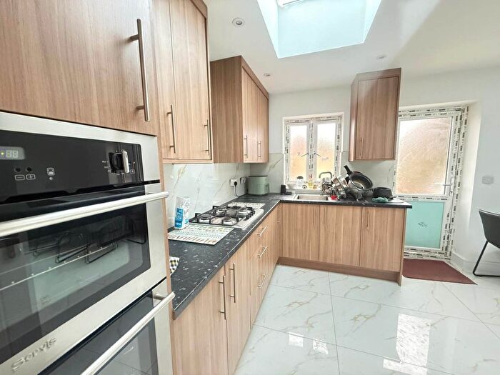 6 Bedroom Semi-detached House To Rent In Cerne Close, Hayes, UB4