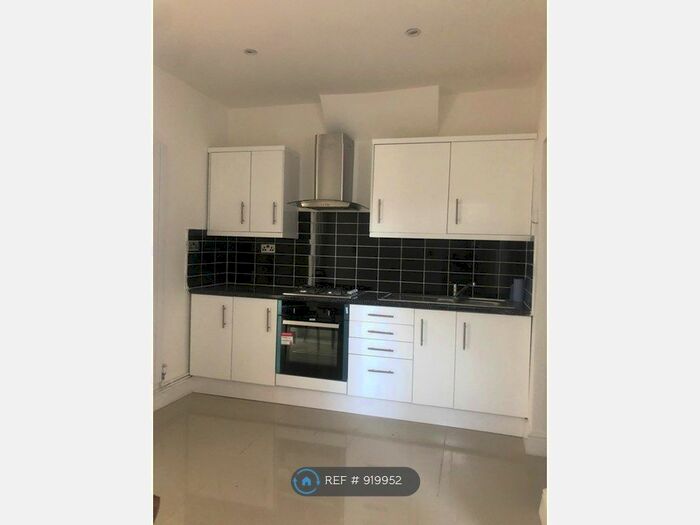 2 Bedroom Flat To Rent In Brook Road South, Brentford TW8