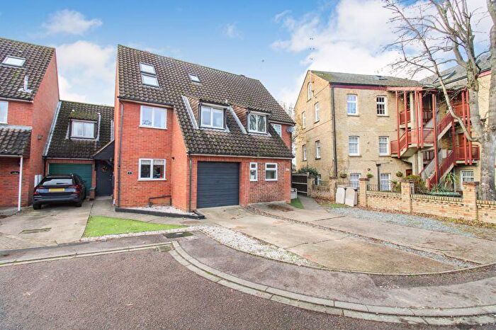 3 Bedroom Semi-Detached House For Sale In Mill Close, Biggleswade, SG18