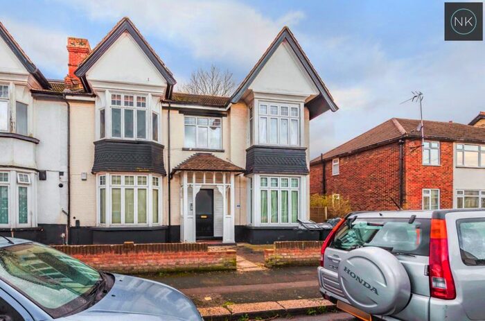 1 Bedroom Flat To Rent In Grove Hill, South Woodford, E18