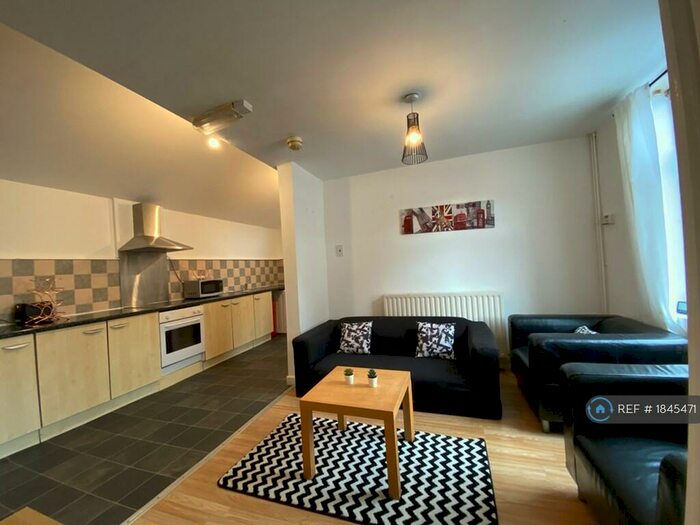 2 Bedroom Flat To Rent In Fosse Road North, Leicester, LE3