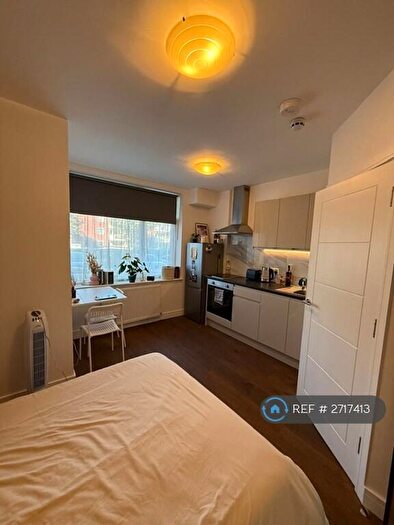 Studio To Rent In Ballards Lane, London, N3