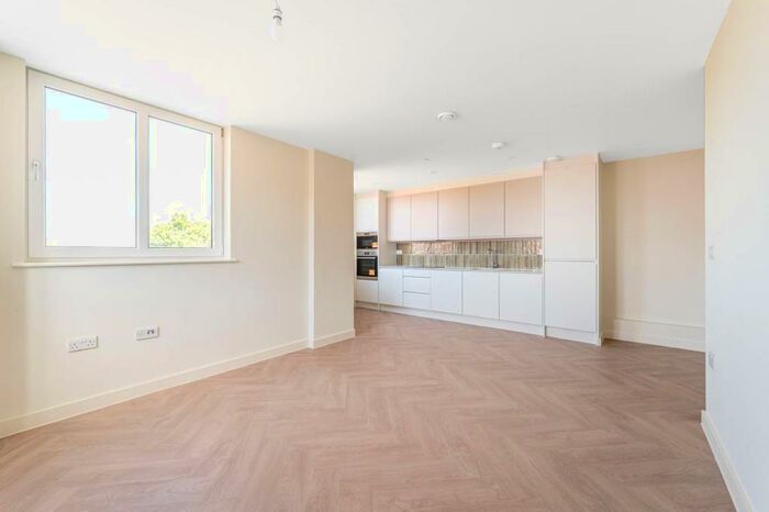 2 Bedroom Flat To Rent In Ballards Lane, Church End, London, N3