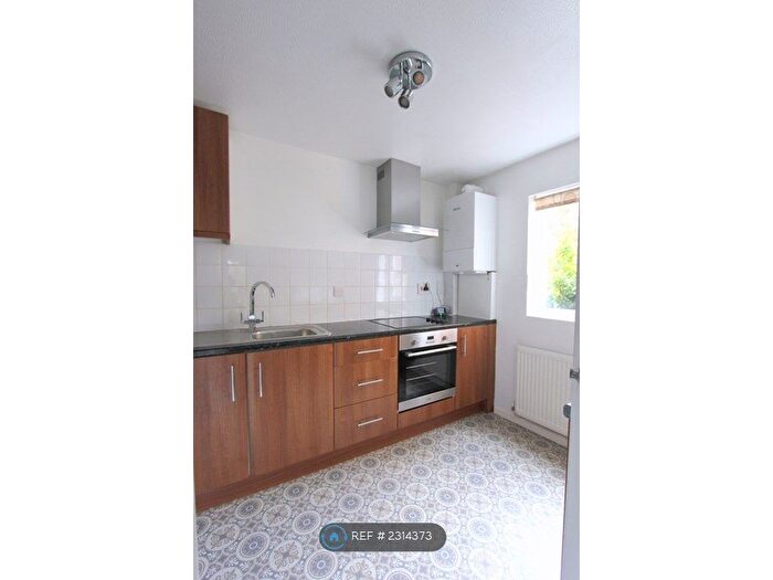 1 Bedroom Flat To Rent In Harvey Lodge, Guildford, GU1