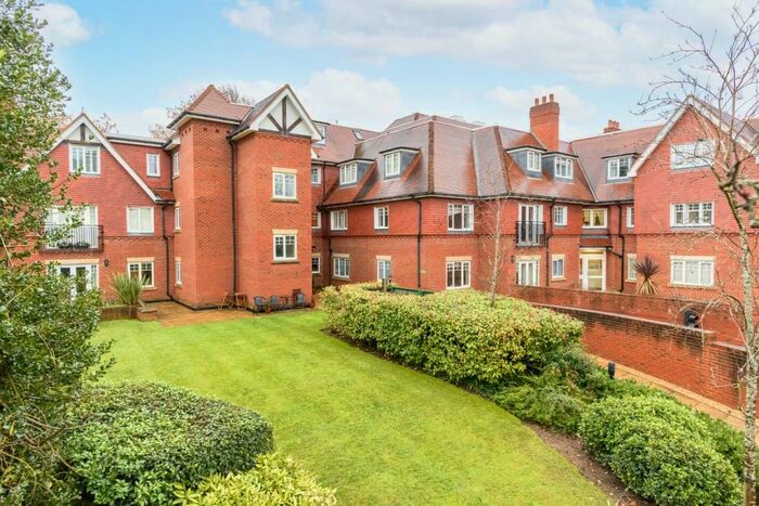 2 Bedroom Apartment To Rent In Bridgewater Road, Weybridge, KT13