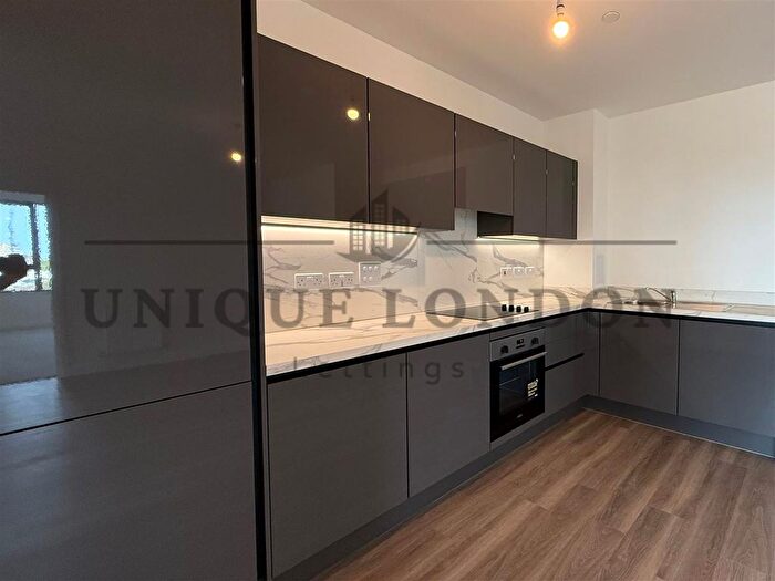 2 Bedroom Flat To Rent In Vista Heights, Ilderton Road, London, SE15