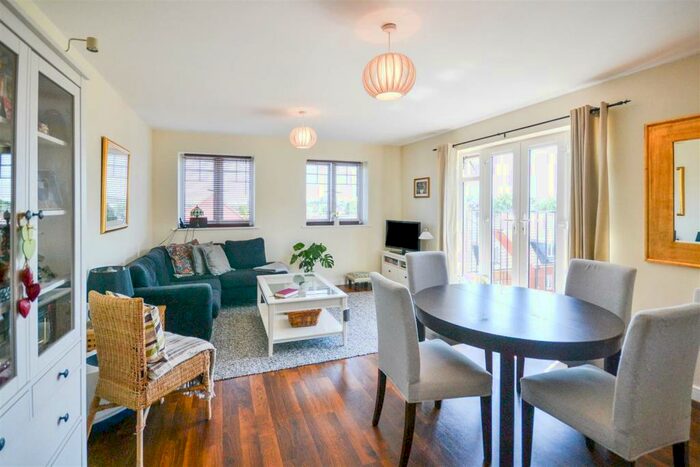 2 Bedroom Flat To Rent In Schoolgate Drive, Morden, SM4