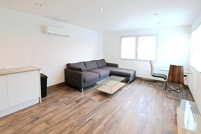 2 Bedroom Flat To Rent In New Briggate, Leeds, West Yorkshire, LS1