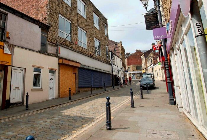 2 Bedroom Flat To Rent In Daisy Hill, Dewsbury, WF13