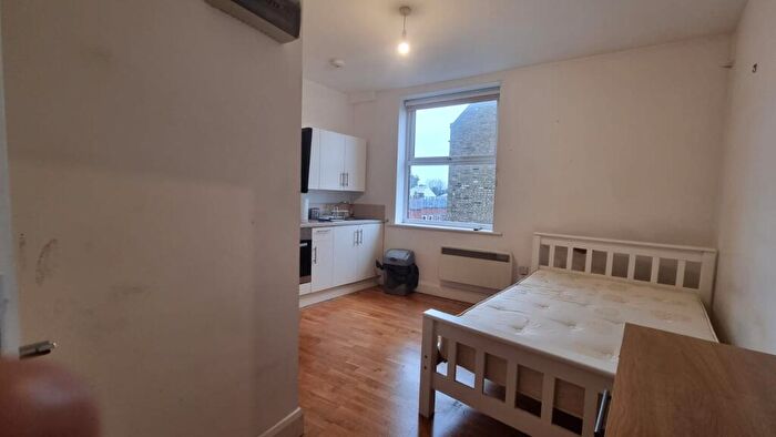 Flat To Rent In Holloway Road, London, N19
