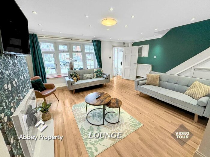 3 Bedroom Semi-Detached House To Rent In Dalby Close, Luton, LU4