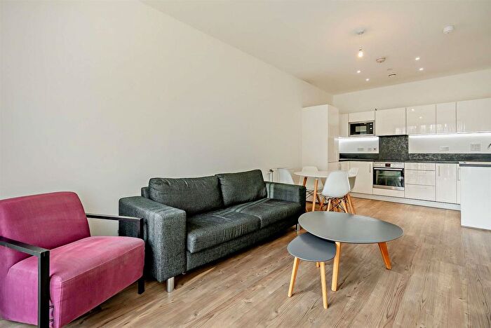 2 Bedroom Flat To Rent In Kingfisher Heights, Royal Docks, E16