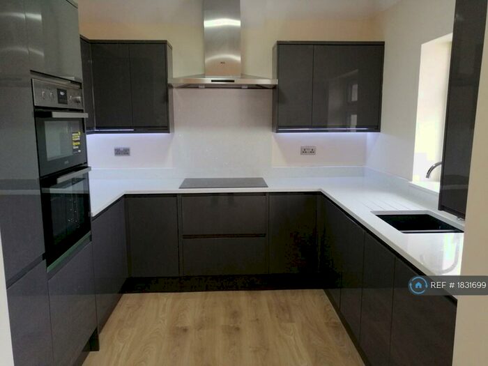 2 Bedroom Flat To Rent In Fairdene Road, Coulsdon, CR5