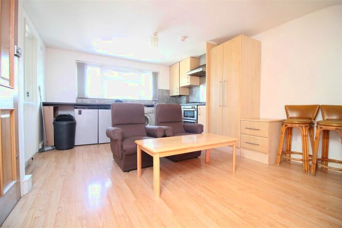 Studio To Rent In Kingsbridge Crescent, Southall, UB1