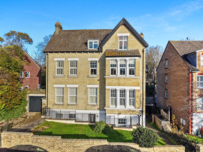 3 Bedroom Apartment For Sale In Sylvan Road, London, SE19