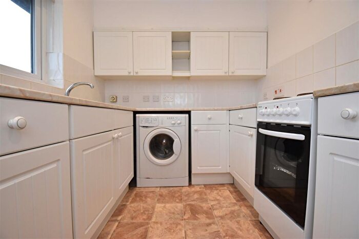 1 Bedroom Flat To Rent In St. Georges Close, Horley, RH6