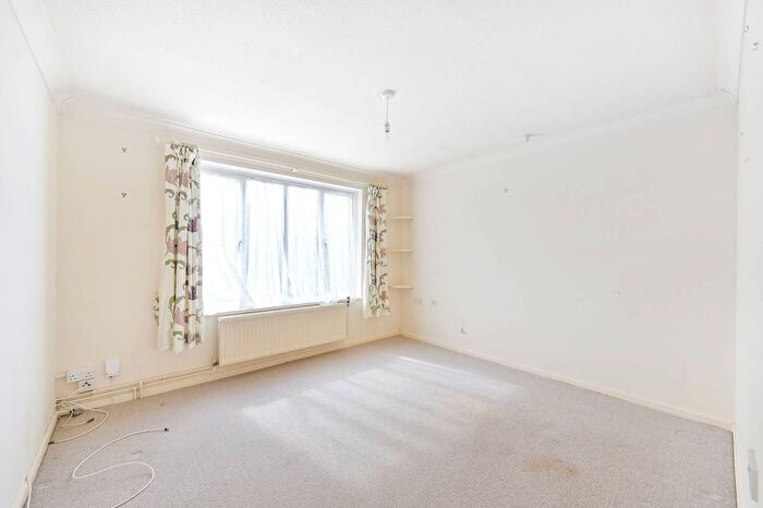 1 Bedroom Flat For Sale In Chichester Close, Hampton, TW12