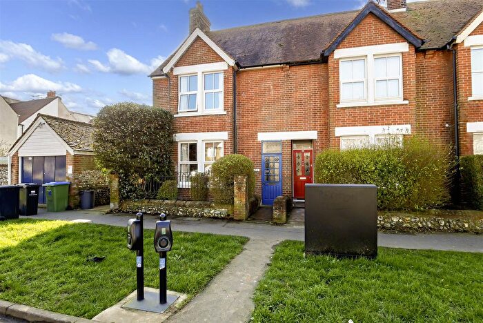 2 Bedroom Terraced House For Sale In Cornwall Road, Littlehampton, BN17