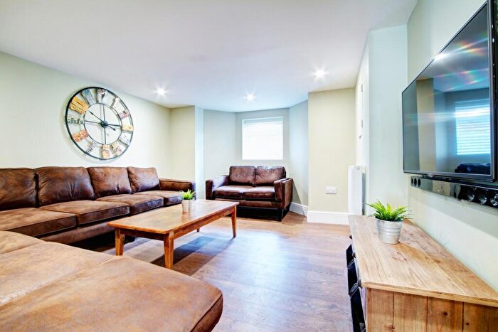 9 Bedroom Terraced House To Rent In Hyde Park Road, Leeds, LS6