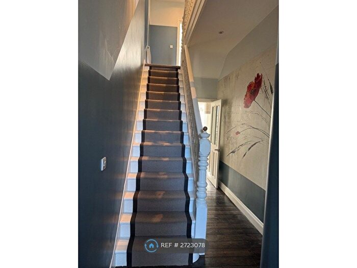 3 Bedroom Flat To Rent In Tooting, London, SW17