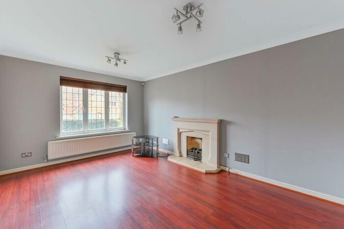 4 Bedroom Detached House To Rent In Roman Way, Sutton, Carshalton, SM5