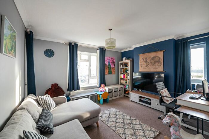 3 Bedroom Flat For Sale In Radstock Way, Merstham, RH1