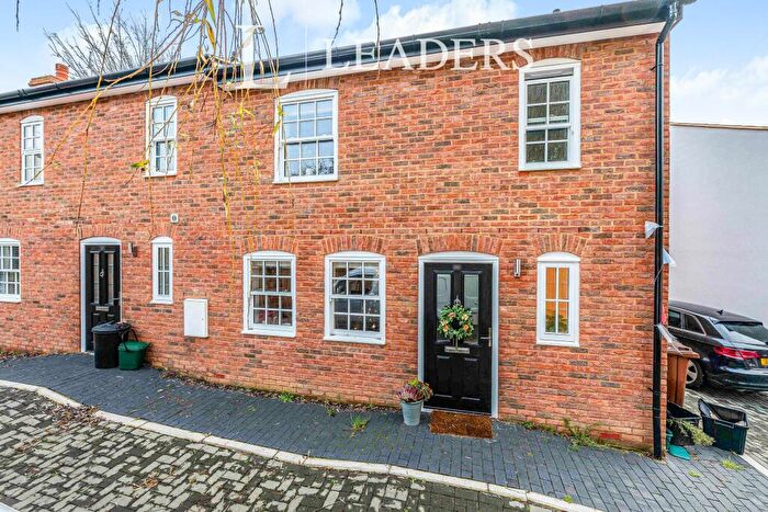 3 Bedroom Semi-Detached House To Rent In College Place, AL3