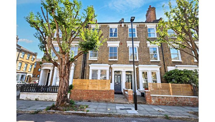1 Bedroom Flat For Sale In Flat B, Stonenest Street, Finsbury Park, London, N4