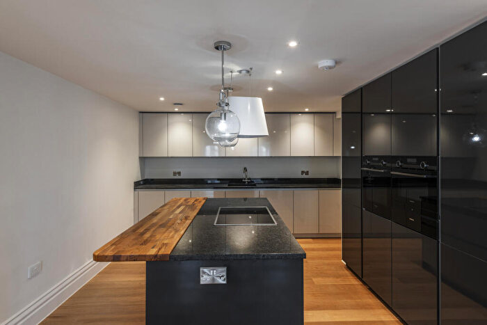 2 Bedroom Apartment To Rent In Cathedral Yard, Exeter, EX1