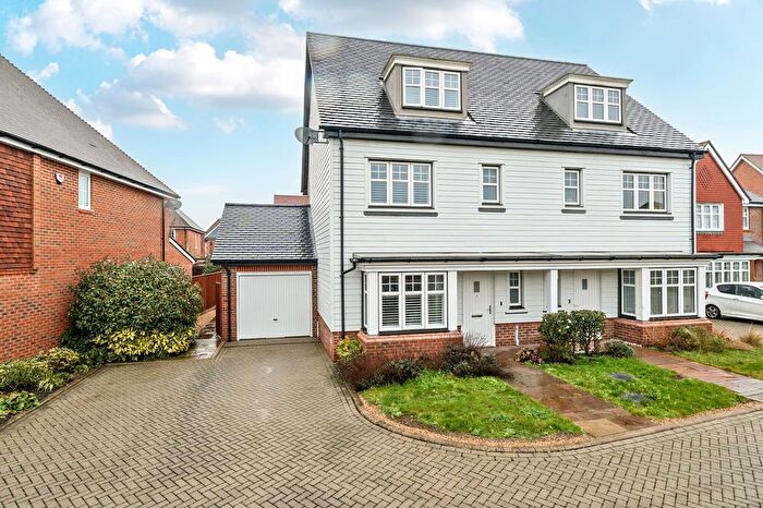 3 Bedroom Semi Detached House For Sale In Kestrel Walk, Fleet, GU51