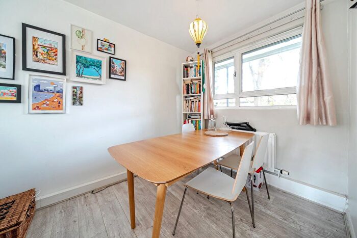 2 Bedroom Flat For Sale In Heather Close, London, SW8