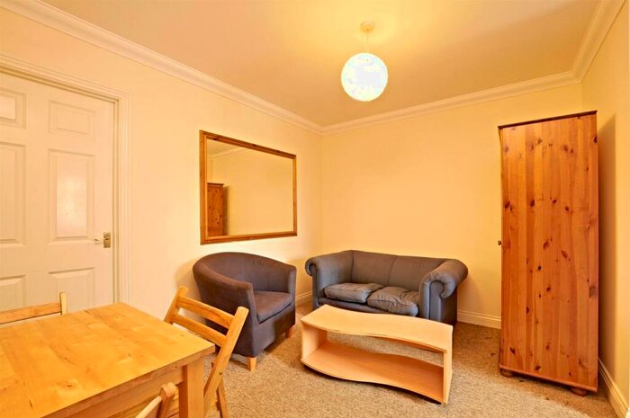 3 Bedroom Flat To Rent In Venneit Close, OX1