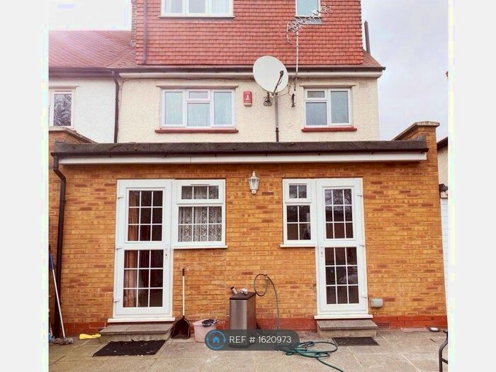 5 Bedroom Semi-Detached House To Rent In White Hart Lane, London, N22
