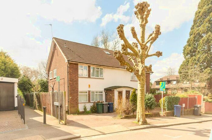 3 Bedroom Maisonette To Rent In Woodside Grove, Woodside Park, London, N12