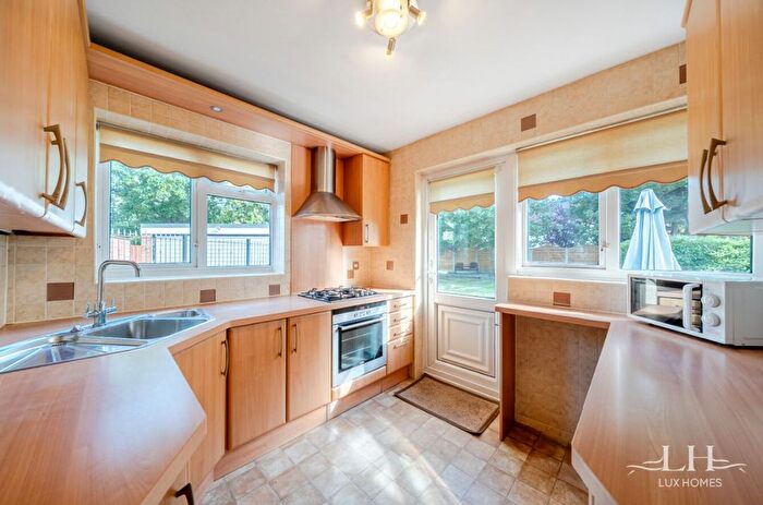 3 Bedroom Bungalow For Sale In Beverley Close, Emerson Park, RM11