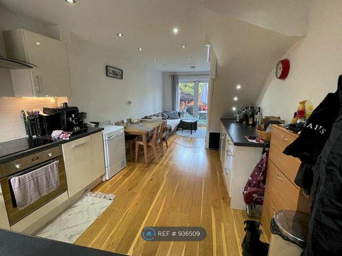 2 Bedroom Semi-Detached House To Rent In Oxley Close, London, SE1