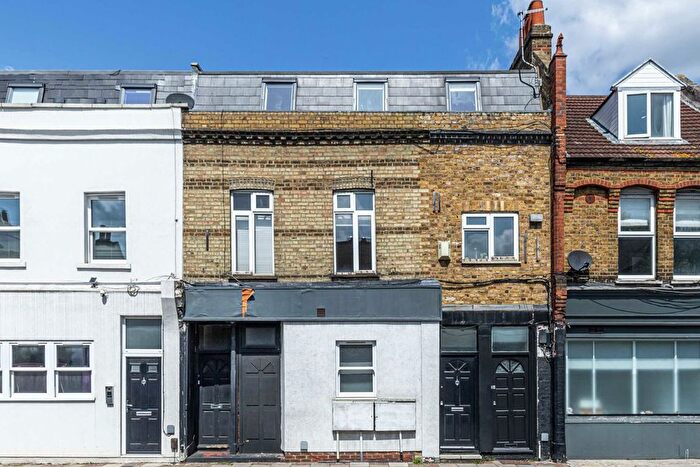 3 Bedroom Flat To Rent In Kingston Road, London, SW19