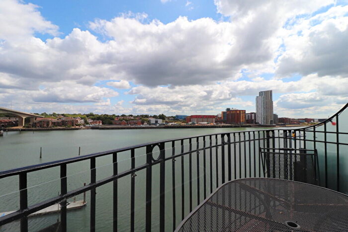 3 Bedroom Flat To Rent In Andes Close, Southampton, SO14