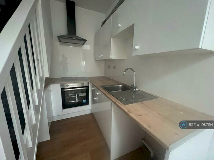 2 Bedroom Flat To Rent In Deansgate, Radcliffe, Manchester, M26