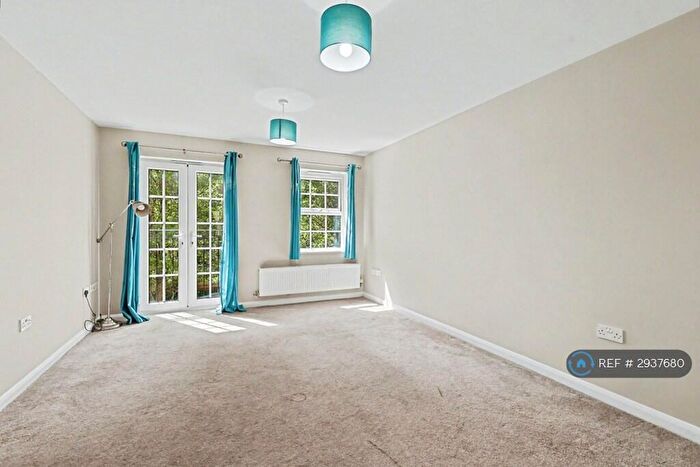 2 Bedroom Flat To Rent In Lion Court, Northampton, NN4