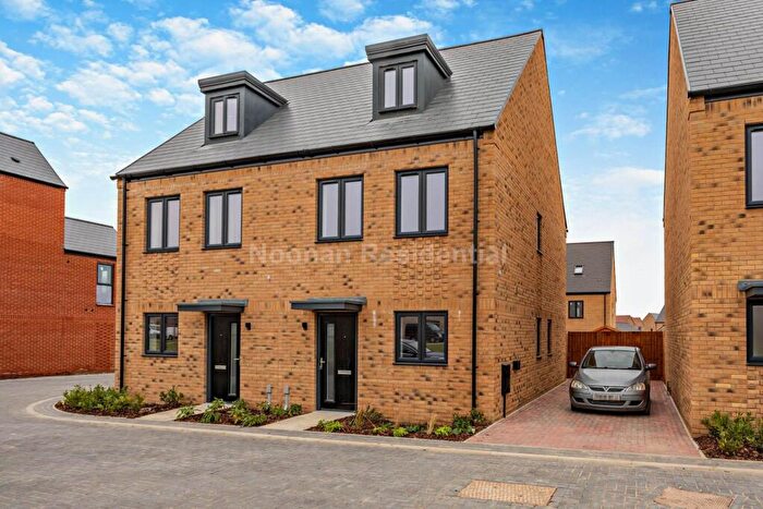 3 Bedroom Semi-Detached House To Rent In Lambourne Road, St Neots, PE19