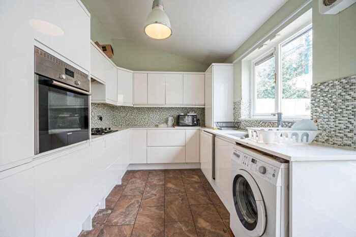 3 Bedroom Flat To Rent In Cleveland Way, Stepney, London, E1