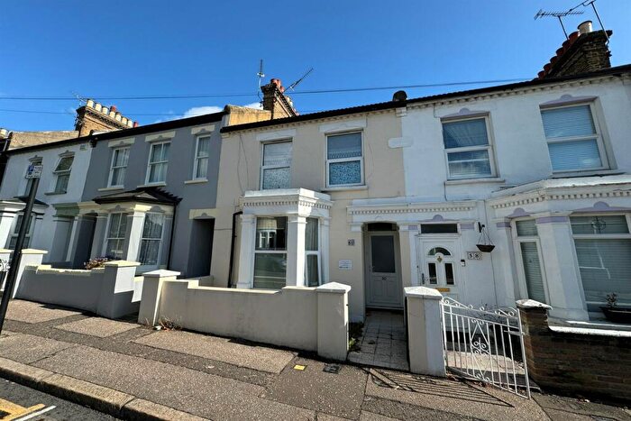 1 Bedroom Flat To Rent In Bedroom Ground Floor Flat In Southend On Sea, SS1